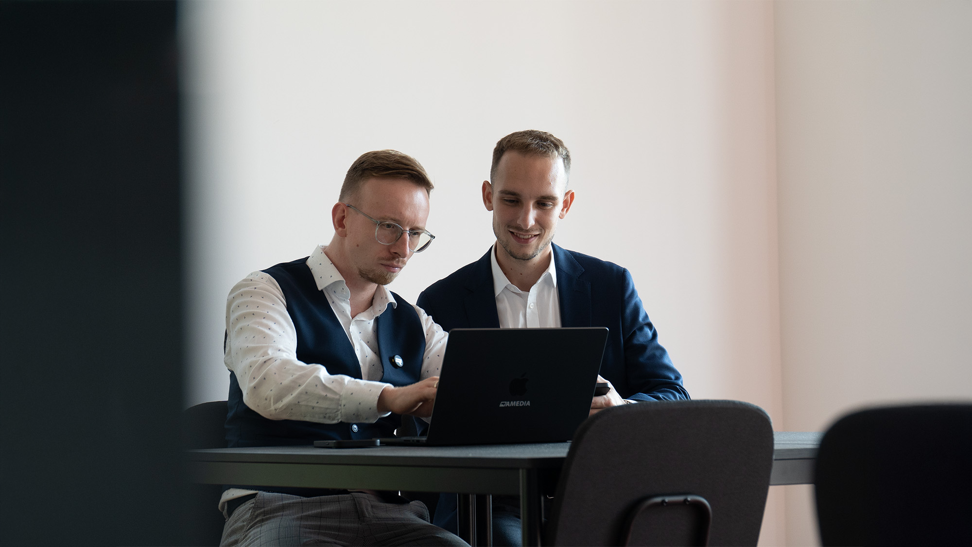 Adrian Jerzy Zielinski und Raffael Arno Zimmermann, Gründer des EFS Allfinanzbüros an der Gastgebgasse in Wien, setzen auf digitale Tools für eine moderne, ortsunabhängige Finanzberatung in ganz Österreich.