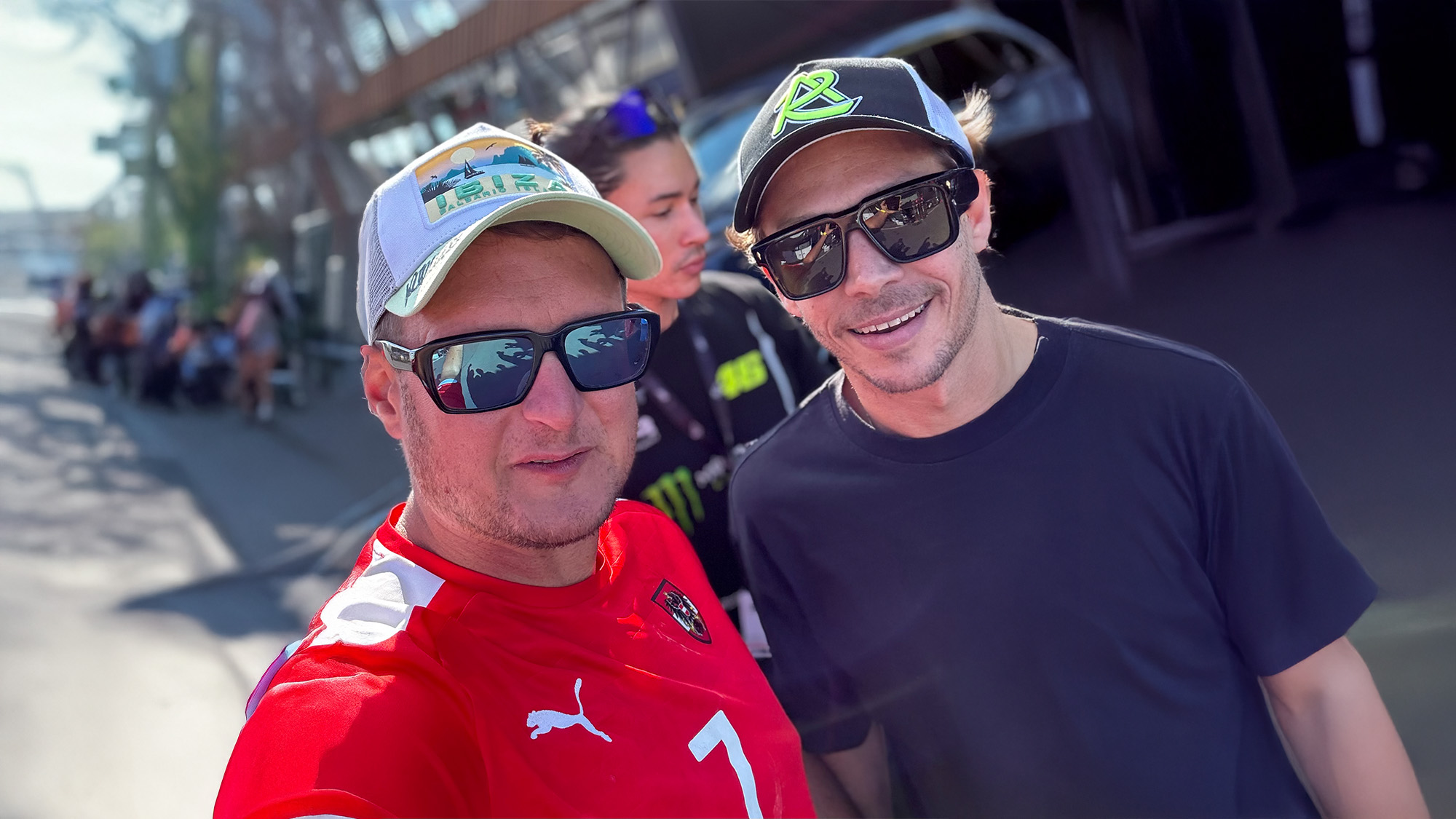 Insider Tours by Ronny ermöglicht Motorsportfans exklusive MotoGP-Erlebnisse mit persönlicher Reiseleitung, Zugang zu Stars wie Valentino Rossi und luxuriösen Premium Reisen – ein einzigartiges Angebot für Adrenalin, Abenteuer und Entertainment.