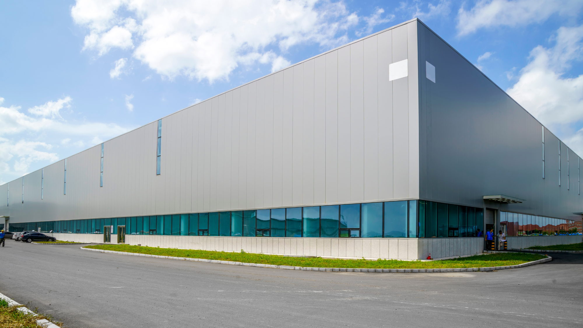 Das Projektteam von Paneelpartner GmbH im Austausch über das jüngst realisierte Bauprojekt auf den Philippinen – ein Beispiel für erfolgreiche internationale Zusammenarbeit und durchdachte Lösungen im industriellen Hallenbau