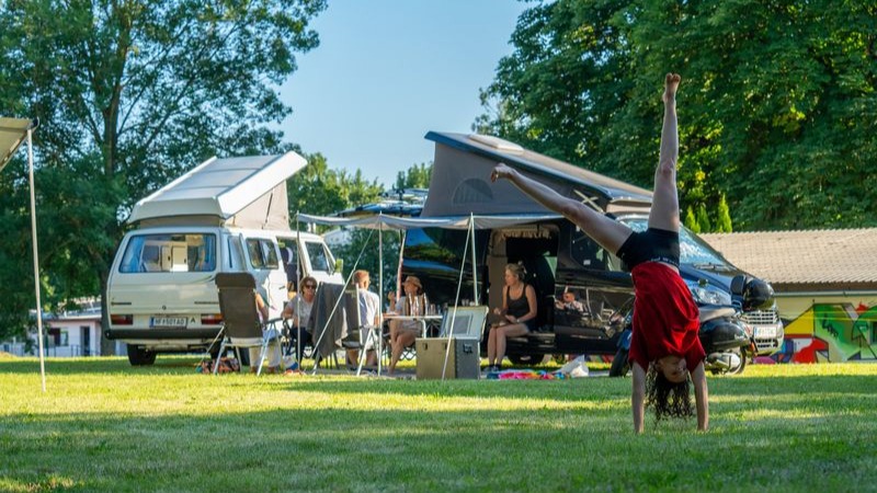 Goodlife Camping Hartberg bietet nachhaltige und umweltfreundliche Lösungen für Campingurlauber. Mit regionalen Produkten, energiesparender Infrastruktur und einem Fokus auf den Eurovelo 9 Europaradweg setzt der Campingplatz neue Maßstäbe für umweltbewusste Camper.
