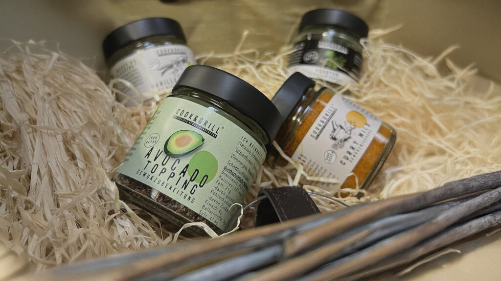 Bei COOK&GRILL wird jede Gewürzmischung von Hand gefertigt – mit Präzision, Herz und
sozialer Verantwortung.