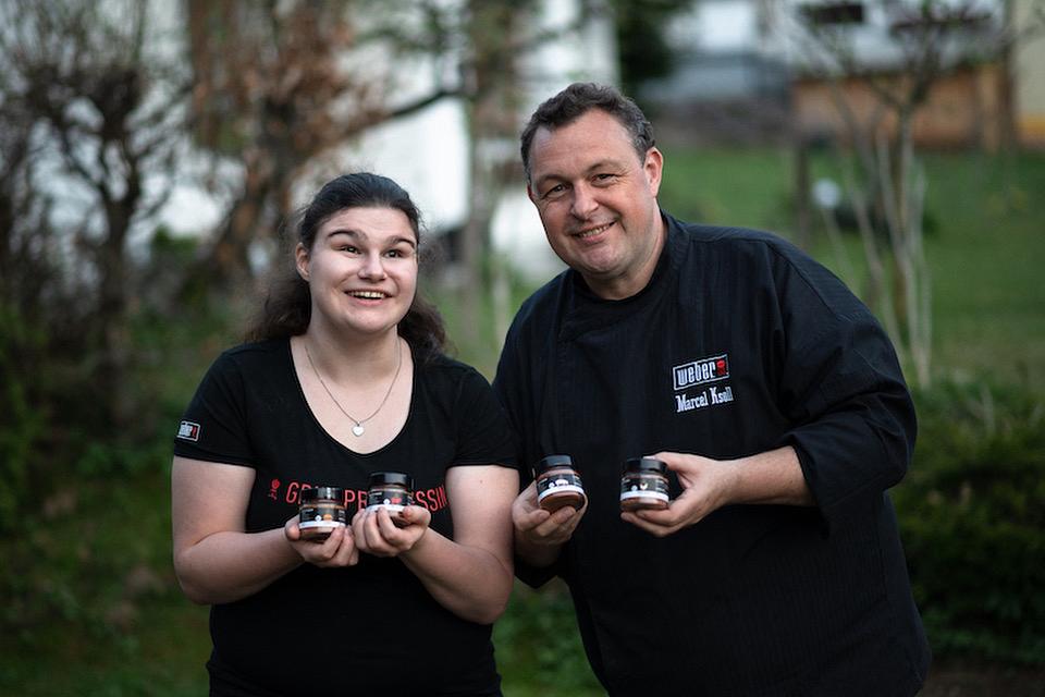 Bei COOK&GRILL wird jede Gewürzmischung von Hand gefertigt – mit Präzision, Herz und sozialer Verantwortung.