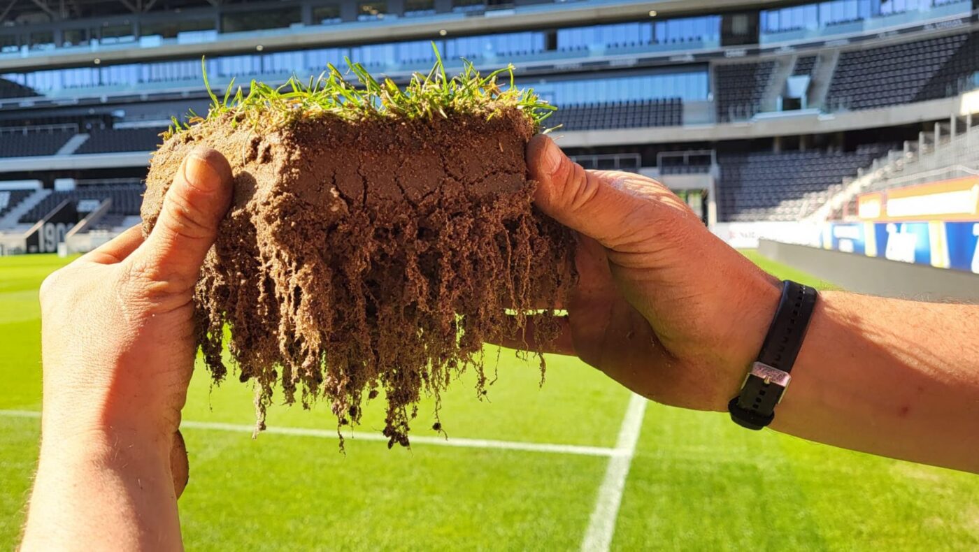 Belogran GmbH sorgt mit einem biologischen System für gesunde, widerstandsfähige Rasenflächen durch gezielte Bodenregeneration und -aufbau