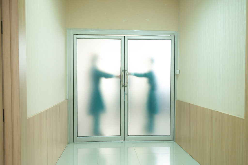 2 Personen in der Psychiatrie