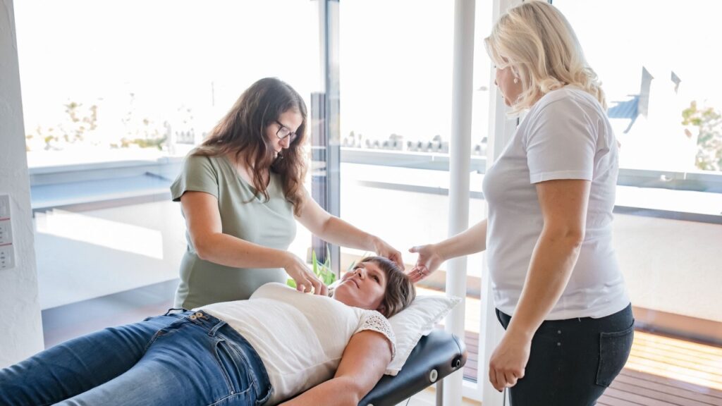 Ganzheitliche Ausbildung in Kinesiologie, Humanenergetik & Cranio Sacral – berufsbegleitend, praxisnah & persönlich betreut: Die HOLFINITY Akademie bietet Lösungen bei Burnout, Erschöpfung, Sinnsuche & chronischen Beschwerden