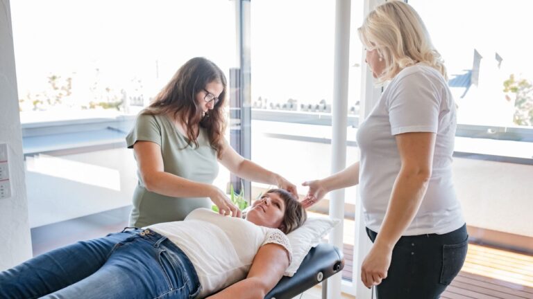 Ganzheitliche Ausbildung in Kinesiologie, Humanenergetik & Cranio Sacral – berufsbegleitend, praxisnah & persönlich betreut: Die HOLFINITY Akademie bietet Lösungen bei Burnout, Erschöpfung, Sinnsuche & chronischen Beschwerden