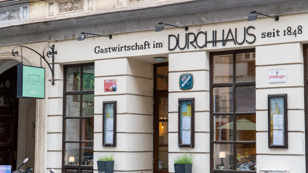 Traditionell-modern gedeckter Tisch in der Gastwirtschaft im Durchhaus – Wiener Küche für Geburtstagsfeiern, Firmenfeiern und Weihnachtsfeiern.