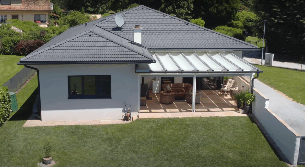 Bungalow von Malli Haus aus der Luft bei Tageslicht fotografiert