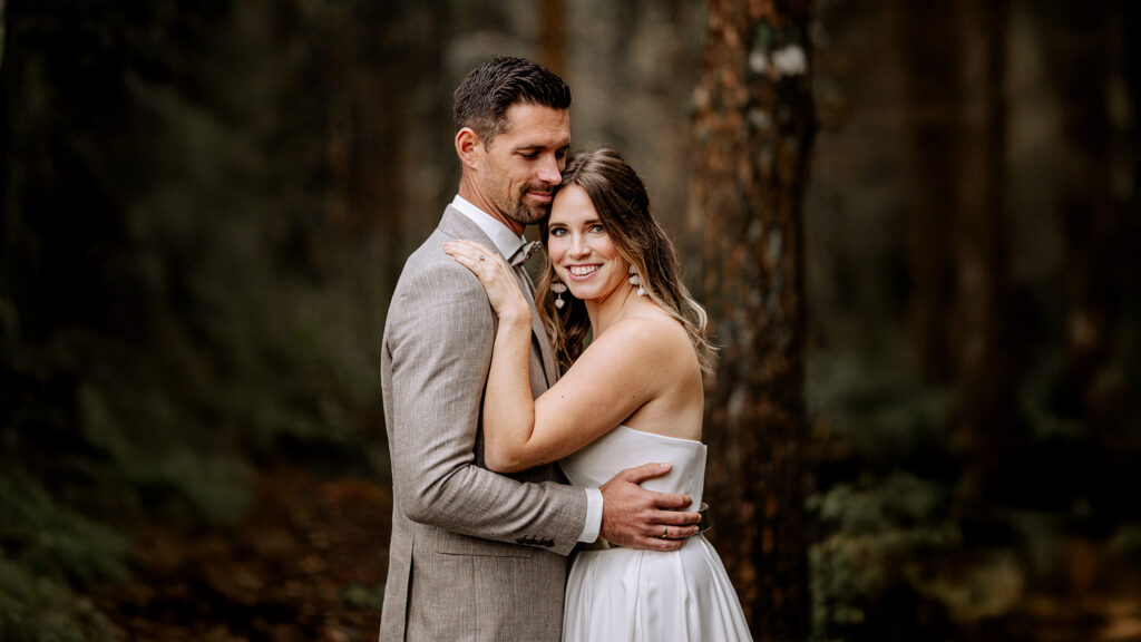 Kerstin Pomper zeigt in einem kritischen Vergleich, dass günstige Hochzeitsfotografie oft nicht die Qualität und Erfahrung einer professionellen Reportage bieten kann, wobei die Investition in einen Profi langfristig für unvergessliche und hochwertige Erinnerungen sorgt.