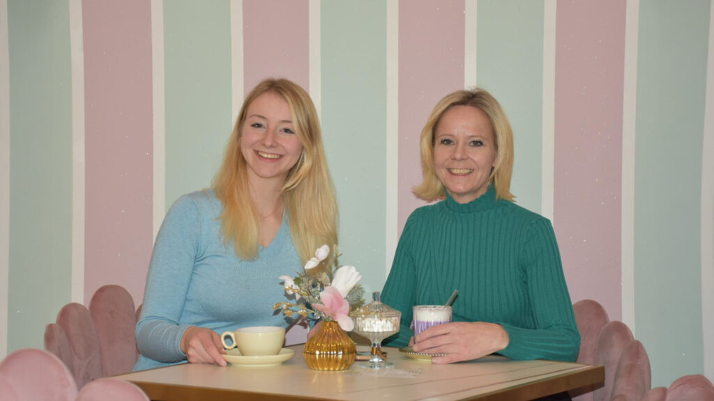 Café Les Fleurs in Althofen überrascht mit Ube Latte, Wiener Kaffeeröster Daniel Moser und einzigartigem Kaffeehaus-Stil.