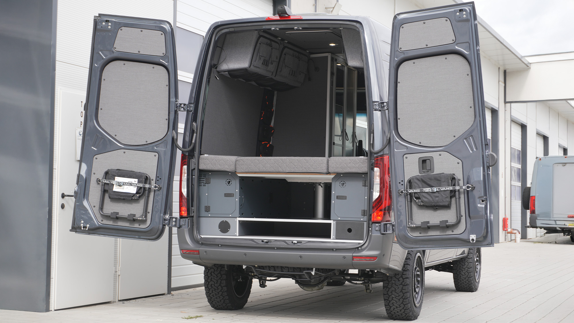 Essential Vans GmbH revolutioniert Sprinter Ausbau als Van Ausbau Manufaktur mit modularem Konzept für 2026.