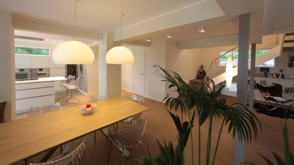 Kristenb. zeigt, wie durch Geomantie und Radiästhesie im modernen Interior Design unsichtbare Energieflüsse erkannt und in ganzheitliche, harmonische Raumkonzepte integriert werden.