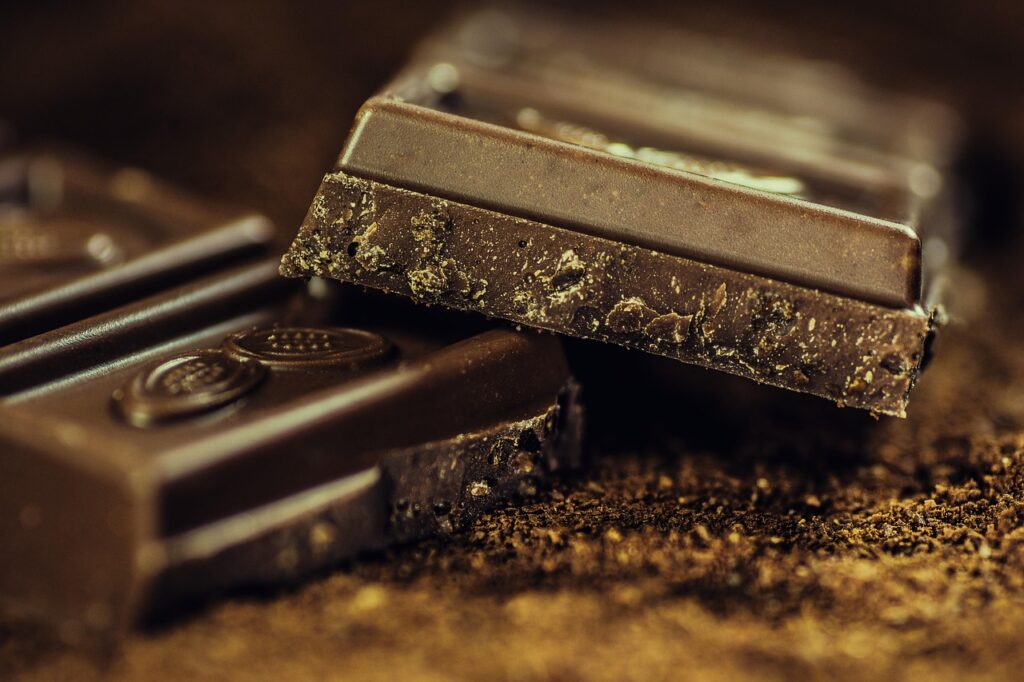 Schokoladentafeln auf einem Tisch symbolisieren den Konzern, bei dem der Lindt CEO entlassen wurde – Foto: AlexanderStein / Pixabay