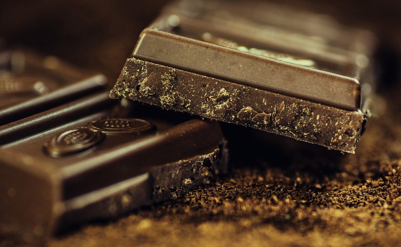 Schokoladentafeln auf einem Tisch symbolisieren den Konzern, bei dem der Lindt CEO entlassen wurde – Foto: AlexanderStein / Pixabay