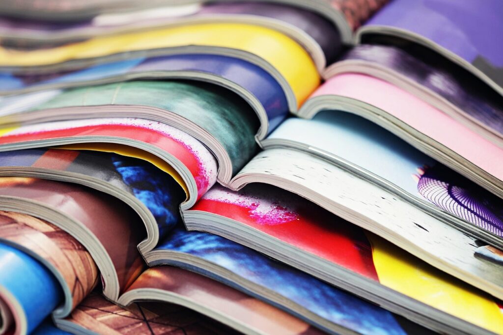Ein Stapel feministischer Zeitschriften liegt auf einem Schreibtisch, sinnbildlich für das Ende von Alice Schwarzers Magazin Emma – Foto: kconcha / Pixabay