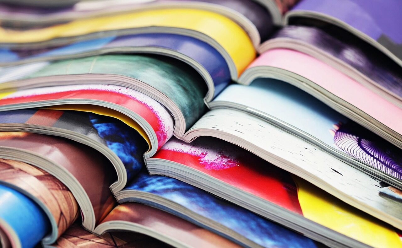 Ein Stapel feministischer Zeitschriften liegt auf einem Schreibtisch, sinnbildlich für das Ende von Alice Schwarzers Magazin Emma – Foto: kconcha / Pixabay