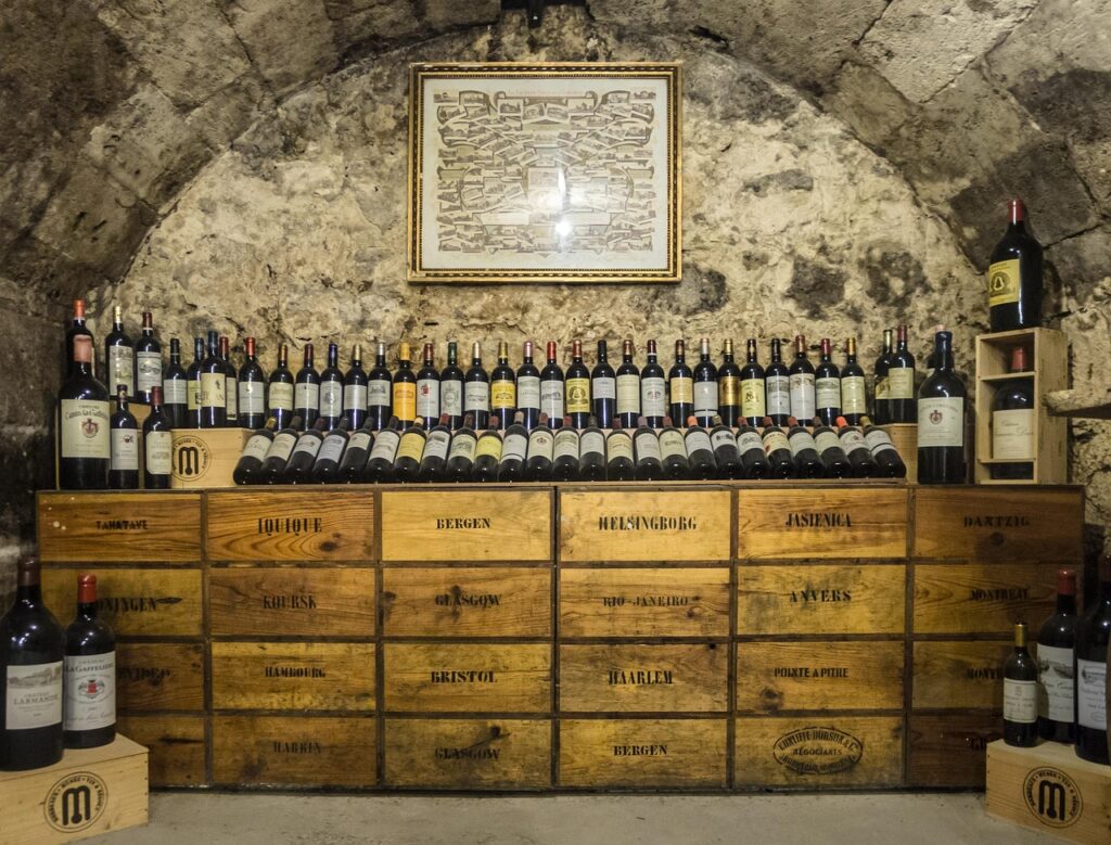 Ein leerer Weinkeller bei Nacht zeigt die Spuren des Antinori-Weindiebstahls mit verlassenen Regalen und einem Gabelstapler – Foto: Carlos_Bonilla_Miranda / Pixabay