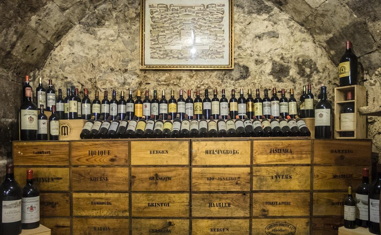 Ein leerer Weinkeller bei Nacht zeigt die Spuren des Antinori-Weindiebstahls mit verlassenen Regalen und einem Gabelstapler – Foto: Carlos_Bonilla_Miranda / Pixabay