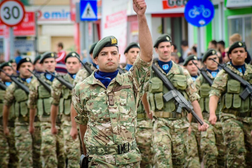 Ein leerer Kasernenhof steht sinnbildlich für die steigenden Wehrpflicht-Kosten der geplanten Bundesheer-Reform – Foto: dimitrisvetsikas1969 / Pixabay