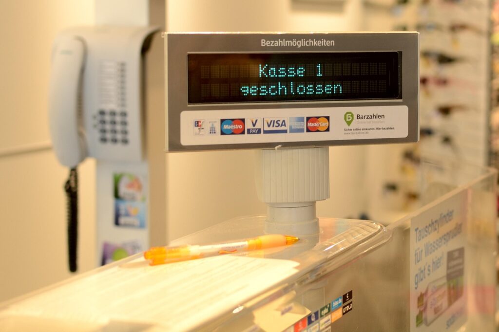 Ein Kassenbereich im Supermarkt zeigt den Schauplatz, an dem der Billa-Kassier-Rabatt unerlaubt vergeben wurde – Foto: Antranias / Pixabay