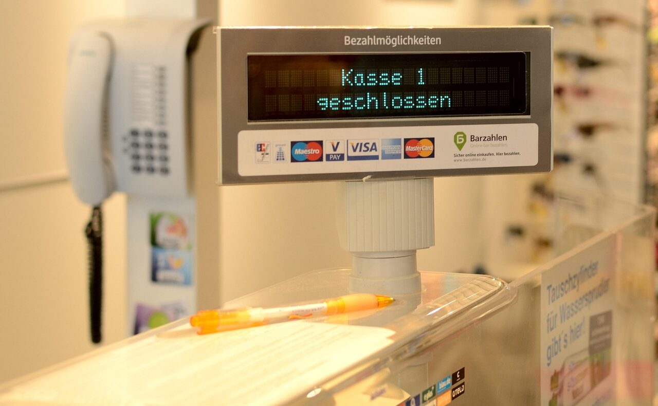 Ein Kassenbereich im Supermarkt zeigt den Schauplatz, an dem der Billa-Kassier-Rabatt unerlaubt vergeben wurde – Foto: Antranias / Pixabay
