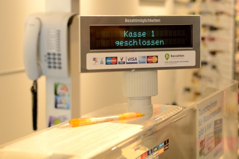 Ein Kassenbereich im Supermarkt zeigt den Schauplatz, an dem der Billa-Kassier-Rabatt unerlaubt vergeben wurde – Foto: Antranias / Pixabay