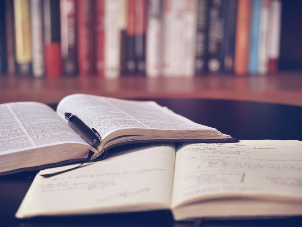 Ein geschlossenes Buch liegt auf einem Schreibtisch, sinnbildlich für die Autobiografie von Christina Applegate – Foto: lil_foot_ / Pixabay