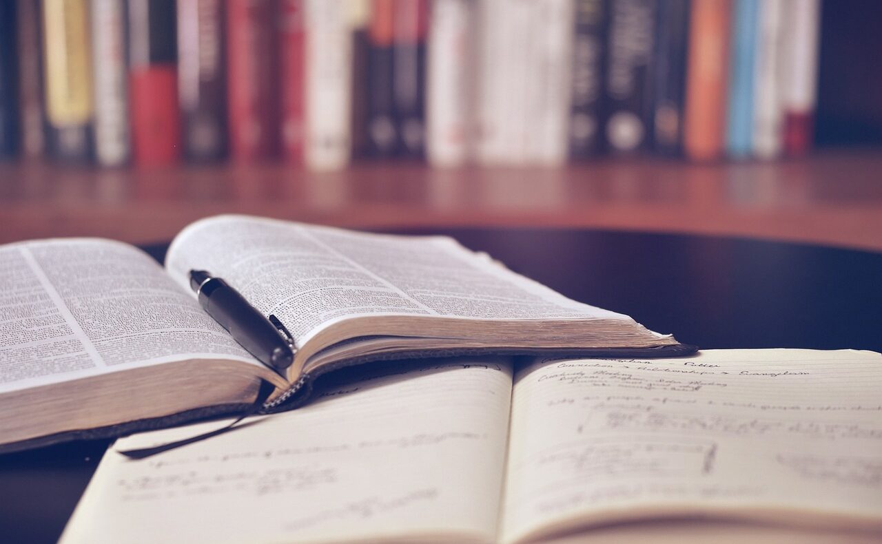 Ein geschlossenes Buch liegt auf einem Schreibtisch, sinnbildlich für die Autobiografie von Christina Applegate – Foto: lil_foot_ / Pixabay