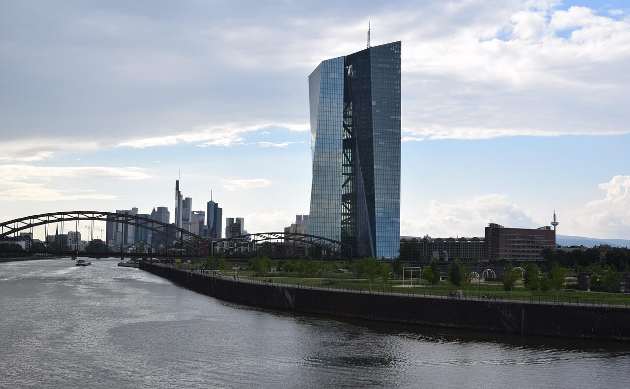 Die Zentrale der Europäischen Zentralbank in Frankfurt, deren Präsidentin nach Lagardes Rücktritt neu besetzt wird – Foto: nikon89 / Pixabay