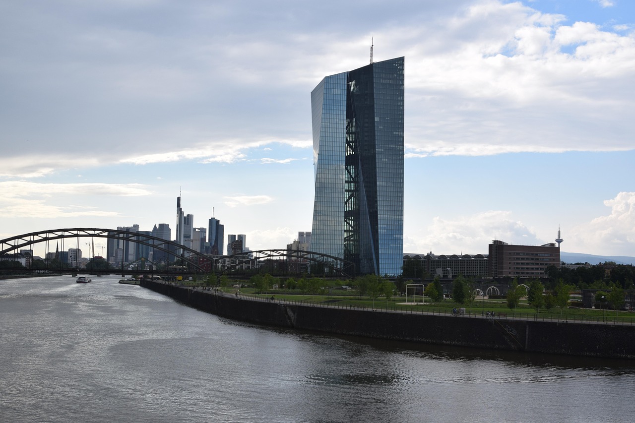 Die Zentrale der Europäischen Zentralbank in Frankfurt, deren Präsidentin nach Lagardes Rücktritt neu besetzt wird – Foto: nikon89 / Pixabay
