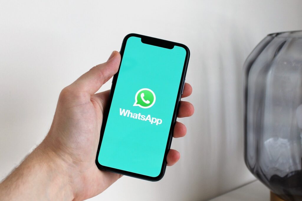 Ein Smartphone mit einer unscharfen Chat-Oberfläche symbolisiert die Kontaktaufnahme bei einem Romance Scam – Foto: antonbe / Pixabay