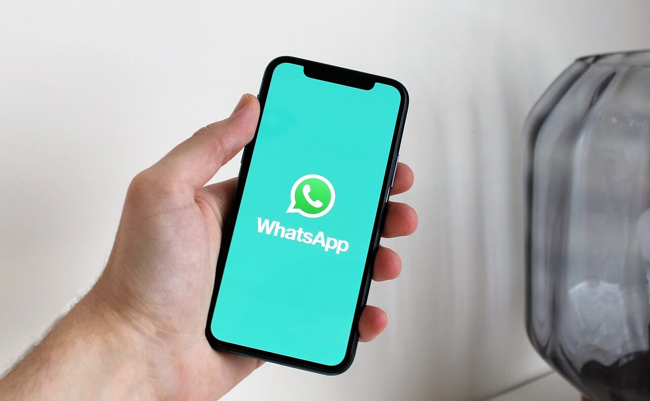Ein Smartphone mit einer unscharfen Chat-Oberfläche symbolisiert die Kontaktaufnahme bei einem Romance Scam – Foto: antonbe / Pixabay