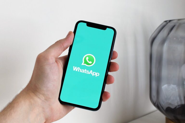 Ein Smartphone mit einer unscharfen Chat-Oberfläche symbolisiert die Kontaktaufnahme bei einem Romance Scam – Foto: antonbe / Pixabay