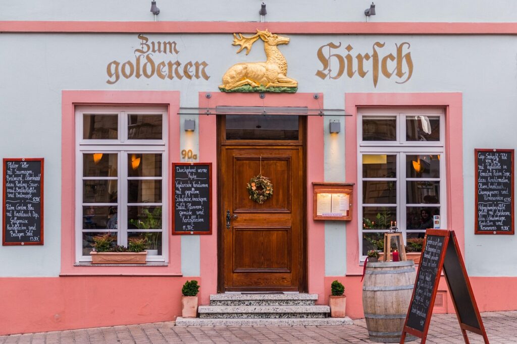 Die Fassade eines Wiener Gasthauses steht sinnbildlich für die Übergabe des Gasthauses nach 30 Jahren Betrieb – Foto: connie_sf / Pixabay