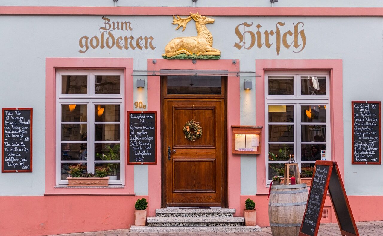 Die Fassade eines Wiener Gasthauses steht sinnbildlich für die Übergabe des Gasthauses nach 30 Jahren Betrieb – Foto: connie_sf / Pixabay