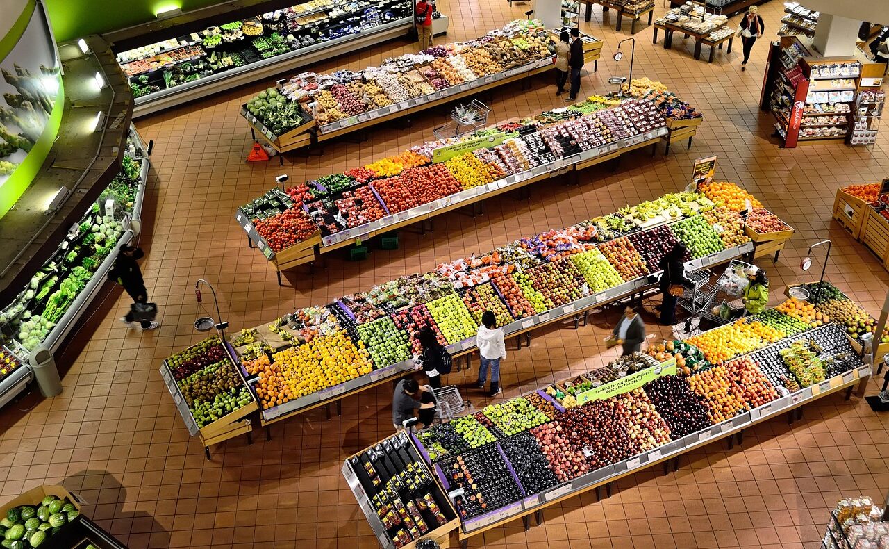 Eine beleuchtete Supermarkt-Filiale am Abend symbolisiert das Mandat von Schröder bei Globus-Tochter Hyperglobus – Foto: ElasticComputeFarm / Pixabay