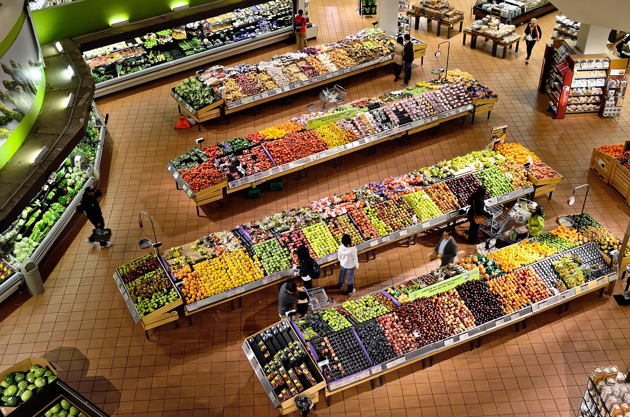 Eine beleuchtete Supermarkt-Filiale am Abend symbolisiert das Mandat von Schröder bei Globus-Tochter Hyperglobus – Foto: ElasticComputeFarm / Pixabay