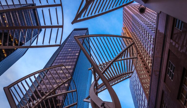 Ein Bürogebäude im Bau mit Baukran symbolisiert den aktuellen Immobiliendeal-Boom auf dem deutschen Investmentmarkt – Foto: MICHOFF / Pixabay