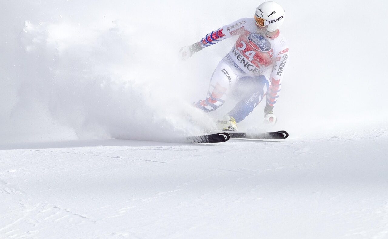 Ein Slalomtor auf einer verschneiten Skipiste symbolisiert das sportliche Ziel von Katharina Huber im Weltcup – Foto: adege / Pixabay