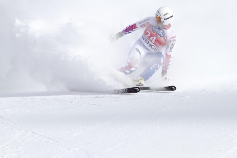 Ein Slalomtor auf einer verschneiten Skipiste symbolisiert das sportliche Ziel von Katharina Huber im Weltcup – Foto: adege / Pixabay