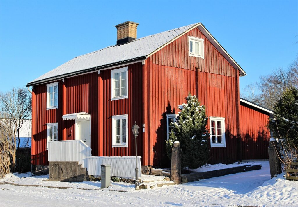 Verschneite Straße in einer schwedischen Kleinstadt im Winter, Symbolbild für das Schweden-Austauschjahr einer Krankenschwester – Foto: lenalindell20 / Pixabay