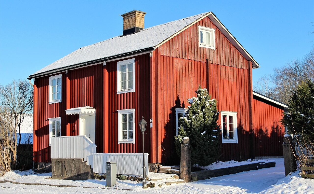 Verschneite Straße in einer schwedischen Kleinstadt im Winter, Symbolbild für das Schweden-Austauschjahr einer Krankenschwester – Foto: lenalindell20 / Pixabay