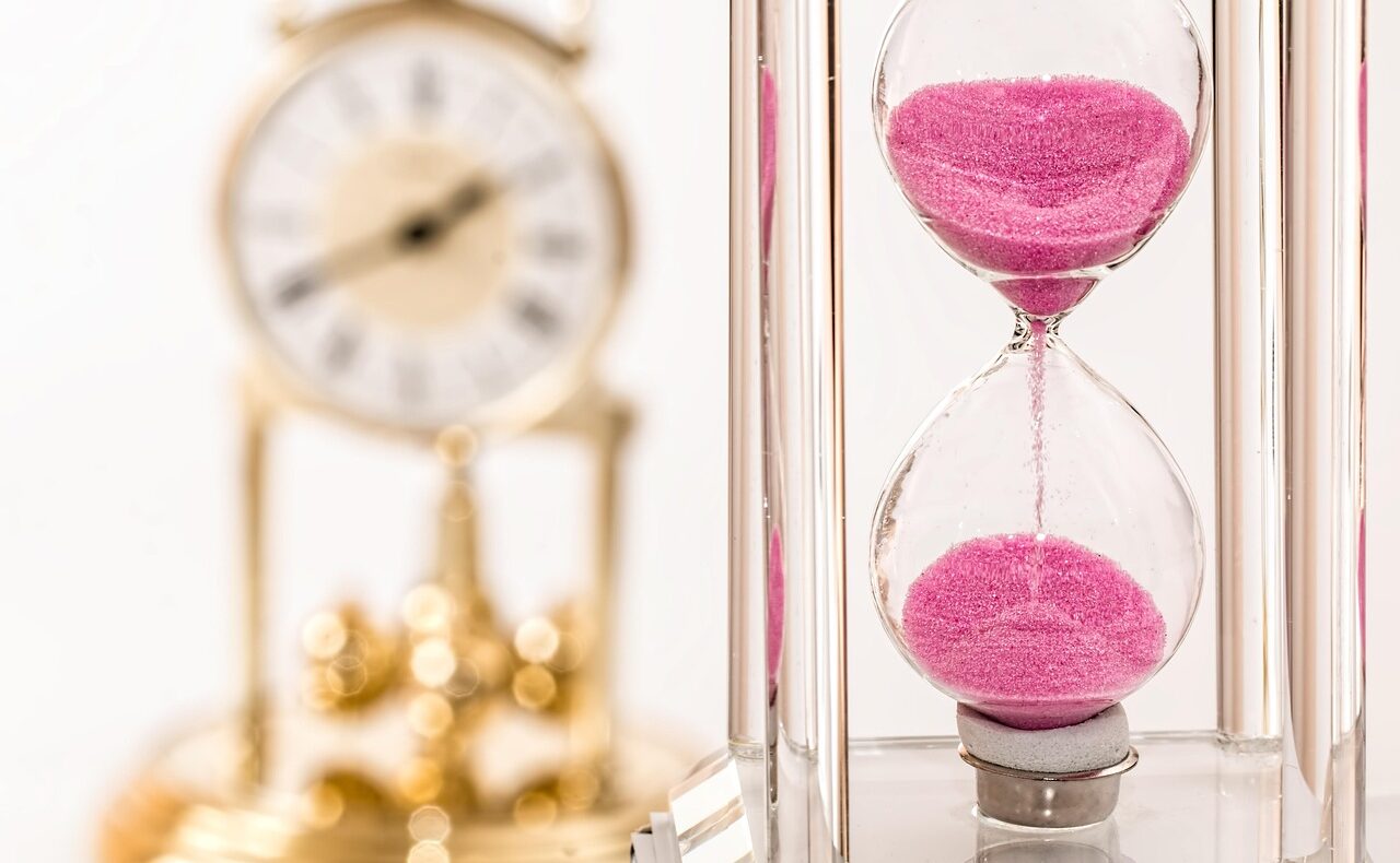 Eine Sanduhr auf einem Holztisch symbolisiert die Lebenserwartung in Deutschland im Jahr 2026 – Foto: stevepb / Pixabay