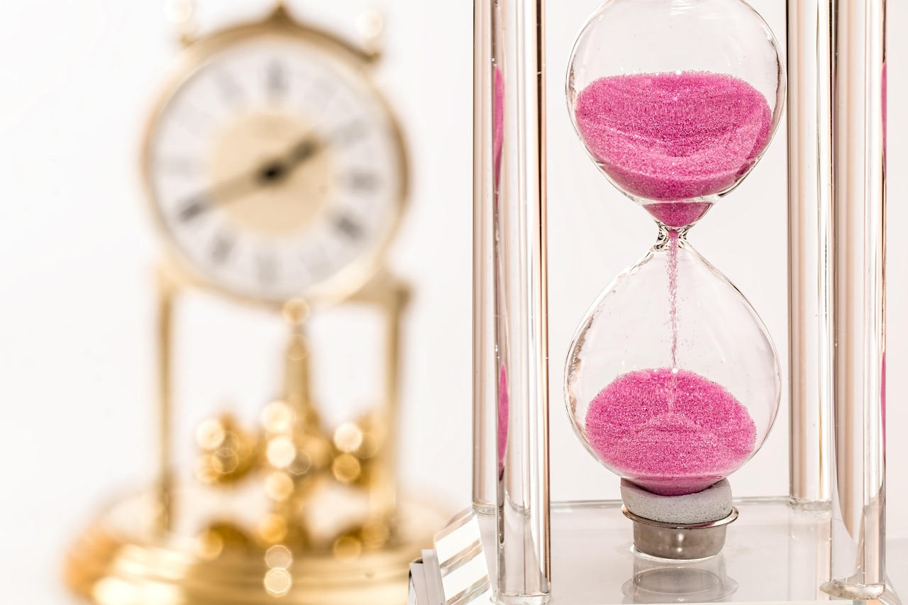 Eine Sanduhr auf einem Holztisch symbolisiert die Lebenserwartung in Deutschland im Jahr 2026 – Foto: stevepb / Pixabay