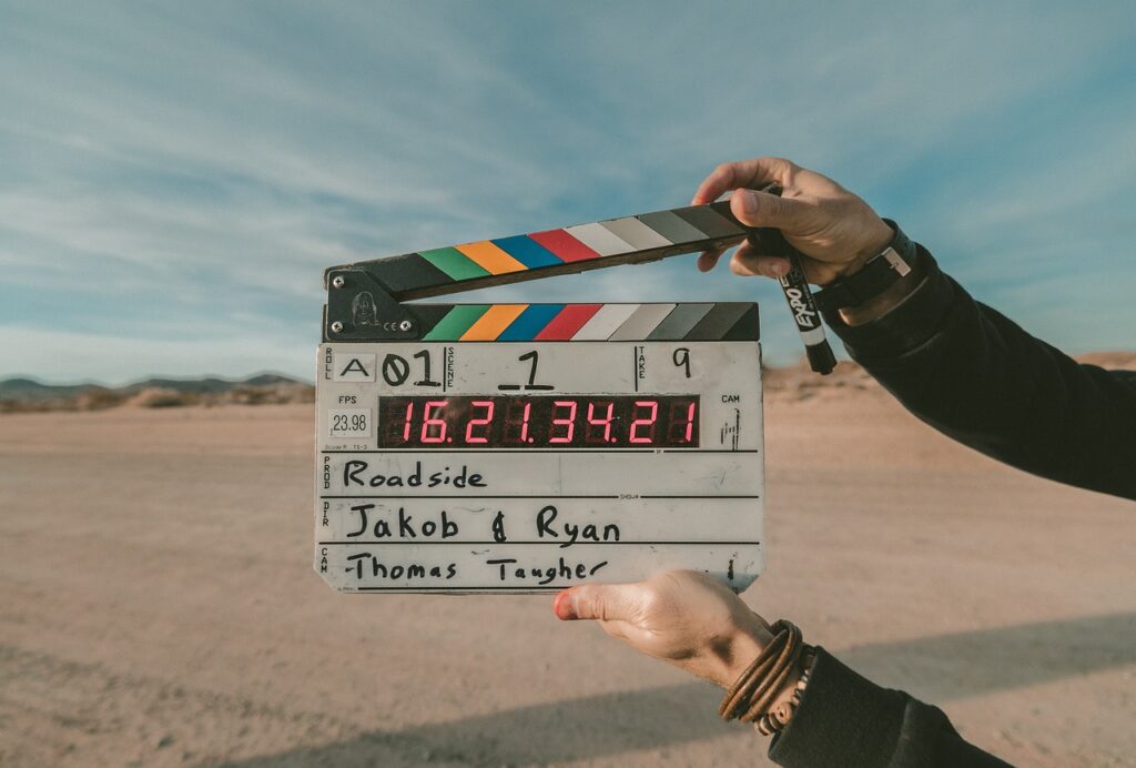 Ein Klappbrett und Drehbücher auf einem Schreibtisch symbolisieren die Rückkehr von Lena Dunhams Girls als Serie – Foto: stokpic / Pixabay