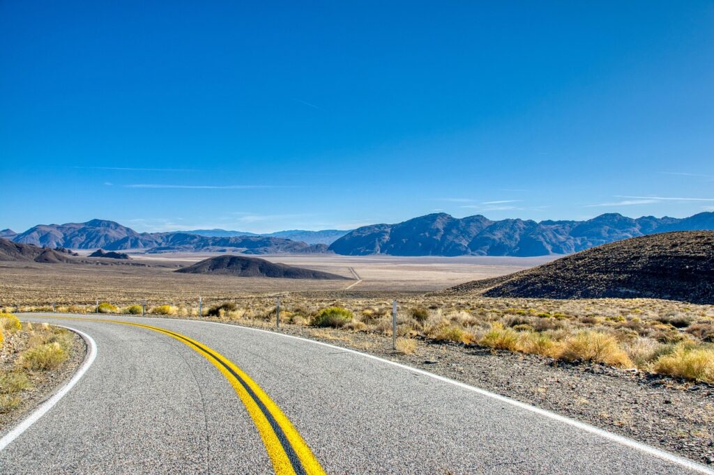 Ein leerer US-Highway mit Tempolimit-Schild steht sinnbildlich für das niedrige Tempo, das Liam Neeson selbst beim Autofahren einhält – Foto: ThierryBEUVE / Pixabay