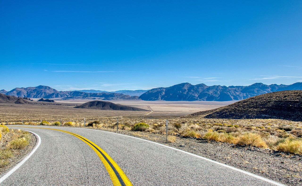 Ein leerer US-Highway mit Tempolimit-Schild steht sinnbildlich für das niedrige Tempo, das Liam Neeson selbst beim Autofahren einhält – Foto: ThierryBEUVE / Pixabay