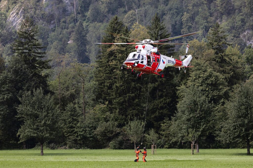 Ein Rettungshubschrauber fliegt über die Alpen bei Ramsau am Dachstein, dem Drehort von Luise Bährs Ausstieg aus den Bergrettern – Foto: NetHawk / Pixabay
