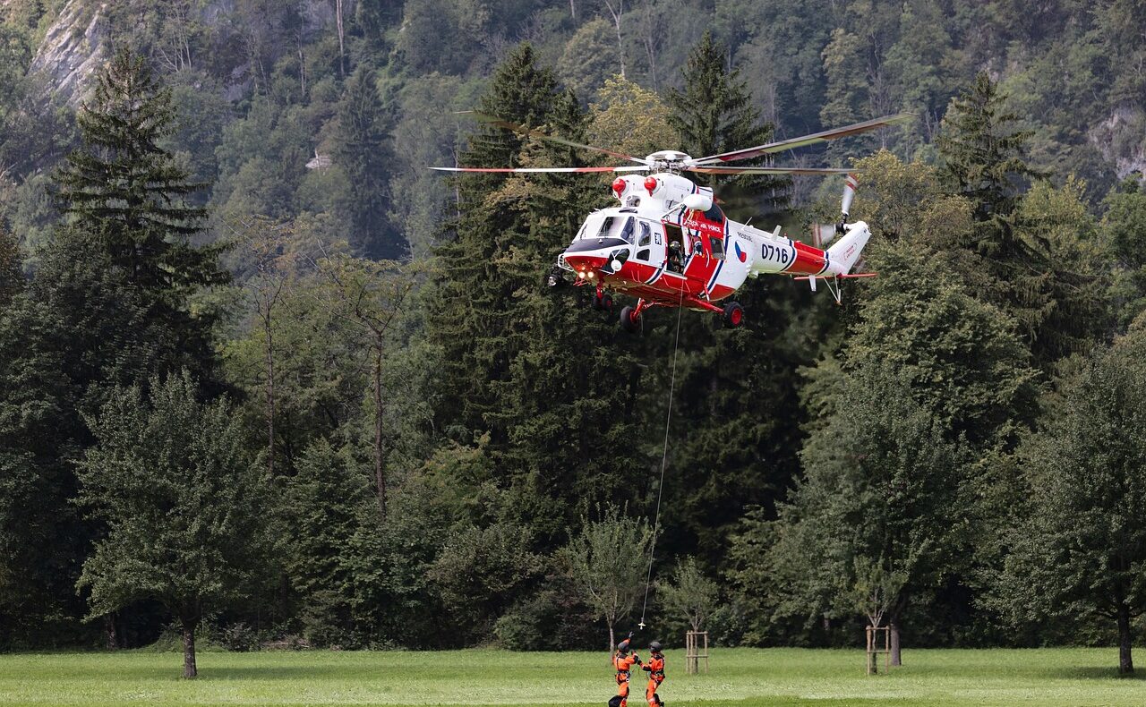 Ein Rettungshubschrauber fliegt über die Alpen bei Ramsau am Dachstein, dem Drehort von Luise Bährs Ausstieg aus den Bergrettern – Foto: NetHawk / Pixabay