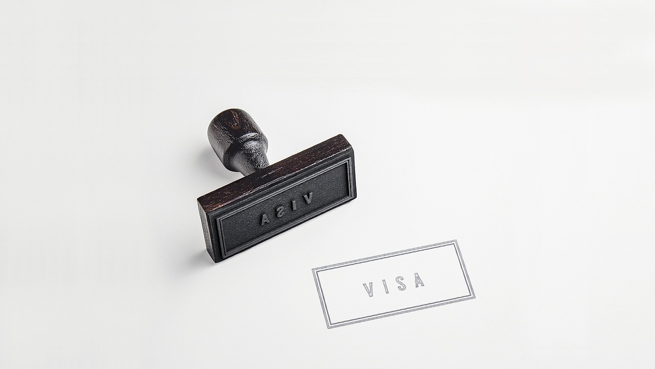 Ein gestempeltes Visa-Dokument auf einem Schreibtisch steht sinnbildlich für den Visa-Ausschluss bei Microsoft – Foto: jaydeep_ / Pixabay
